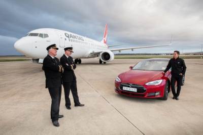 بالفيديو: سباق سرعة جنوني بين تسلا Model S وطائرة بوينج 737 