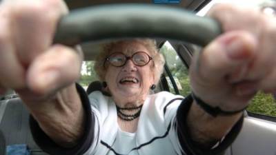خبير ينفي شائعة عدم تجديد رخصة القيادة لمن فوق 65 سنة 