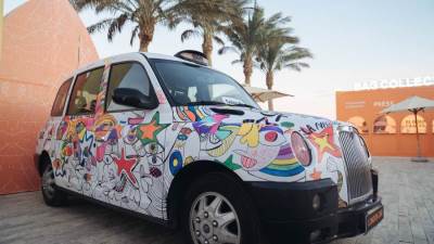 بمناسبة مهرجان الجونة .. تاكسي لندن يتحول للوحة فنية في مصر