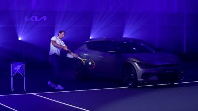 سفير علامة كيا رافاييل نادال يروج لاستخدام السيارات الكهربائية مع EV6 الجديدة 