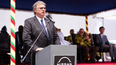 مايك ويتفيلد ورئيس غانا يفتتحان مصنع نيسان الجديد