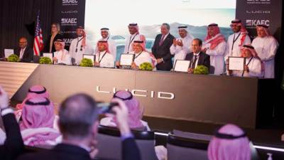 السعودية توقع أول اتفاق لإقامة مصنع للسيارات الكهربائية مع لوسيد 