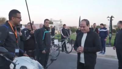 السيسي يلتقي الرحالة على عبده وتفاصيل حديثه عن رحلته الكهربائية