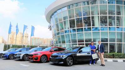 بالأسعار المعلنة الرسمية:  "جلوبال أوتو" تُسلّم الدفعة الأولى مِن حجوزات سيارات BMW لعملائها