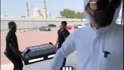 ضجة بعد حبس صاحب فيديو الأموال الطائلة في معرض سيارات بالإمارات 
